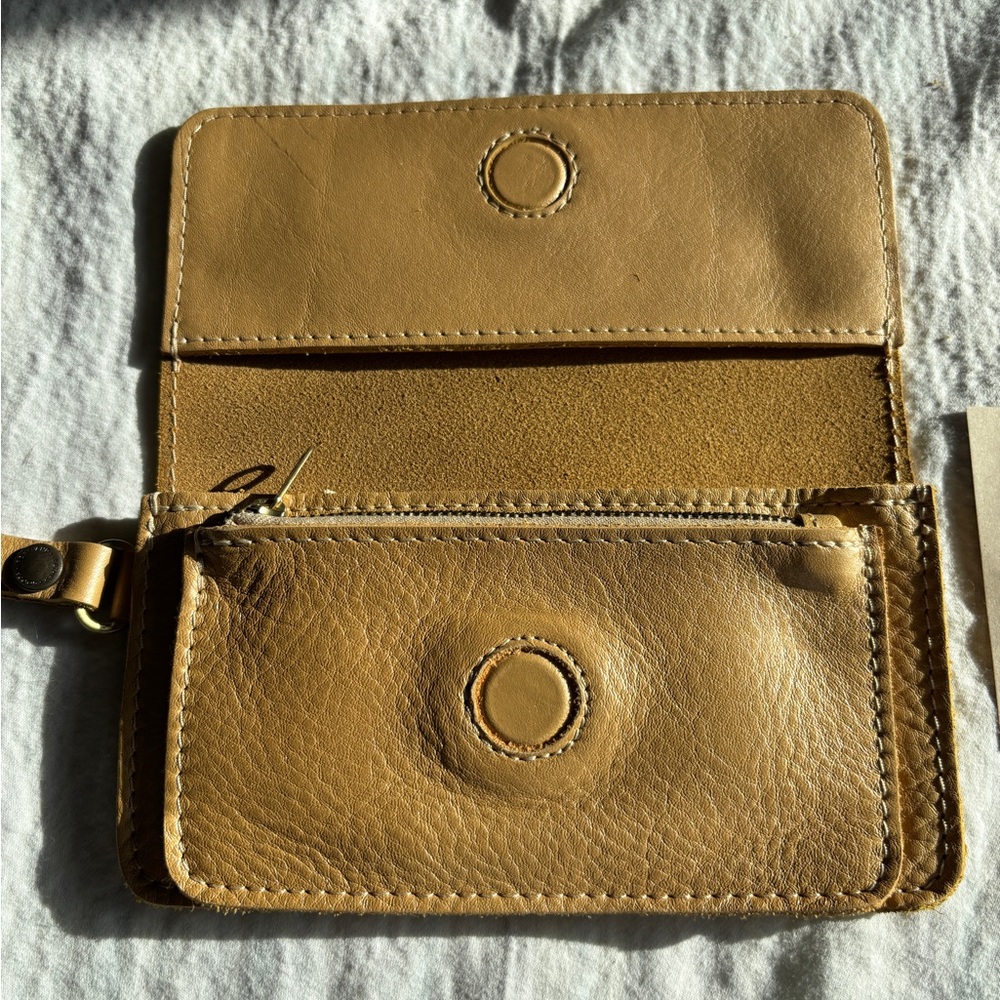 NWT Portland Leather in Metallic Champagne Color Leather Lily Wristlet - Picture 3 of 6